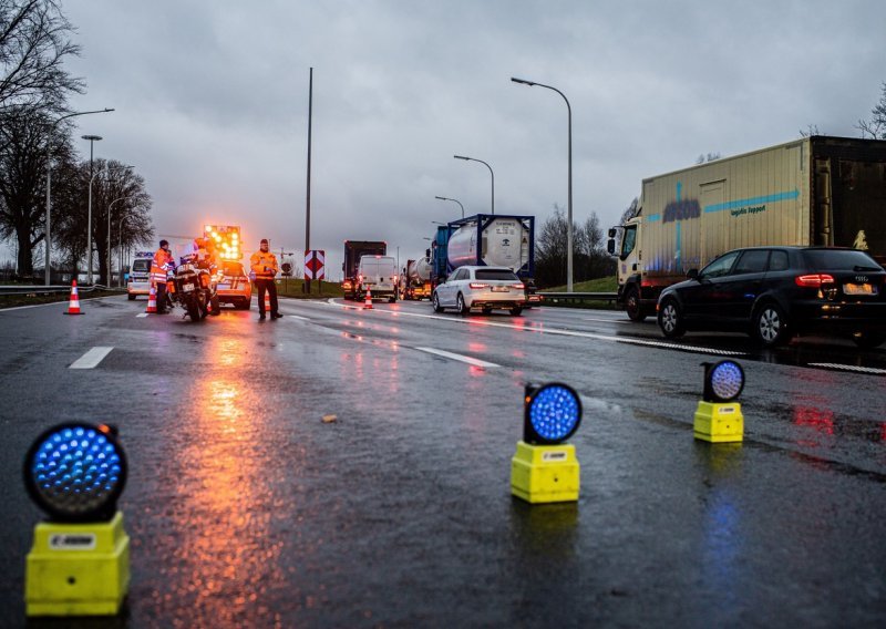 [FOTO] Belgijska policija provodi red: Zaustavili već 30-ak vozila koja su u 'konvoju slobode' pokušala ući u Bruxelles