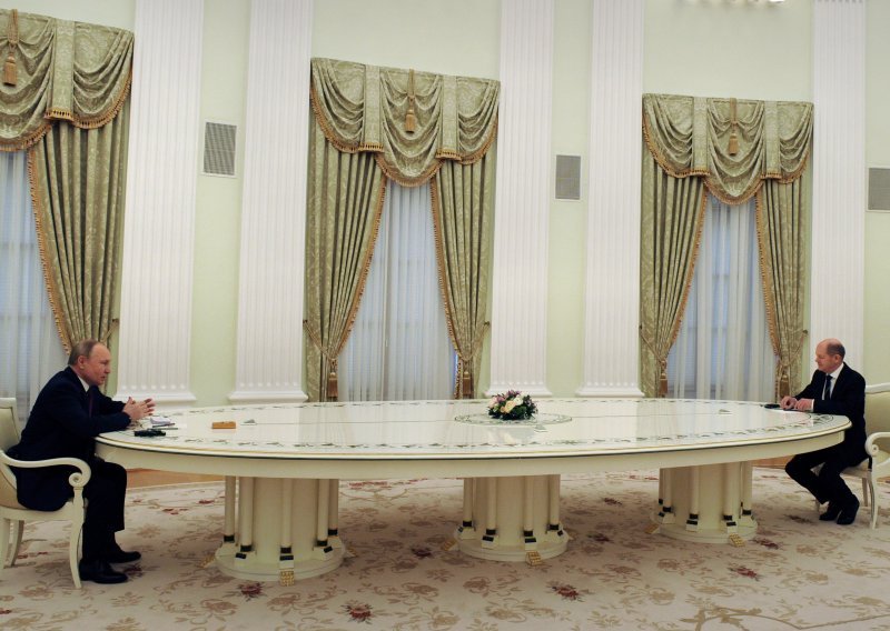 Zapad na distanci: Razgovor Putin-Scholz počeo za poznatim šest metara dugim stolom