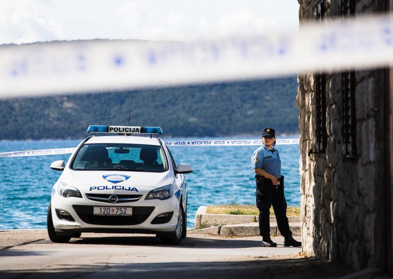 Netko je kod Poreča obitelji pred vrata kuće postavio eksplozivnu napravu, deaktivirana je