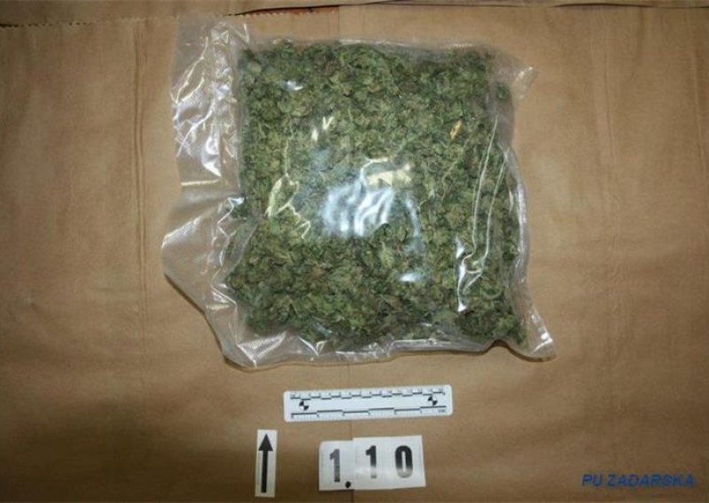 Na autocesti A1 kod Zadra policija zaustavila automobil i u prtljažniku pronašla pet kilograma marihuane