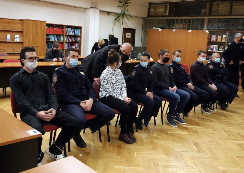 [VIDEO] Četvero optuženih koji su na smrt zatukli profesora u Varaždinu ne osjećaju se krivima, tvrde da je pao