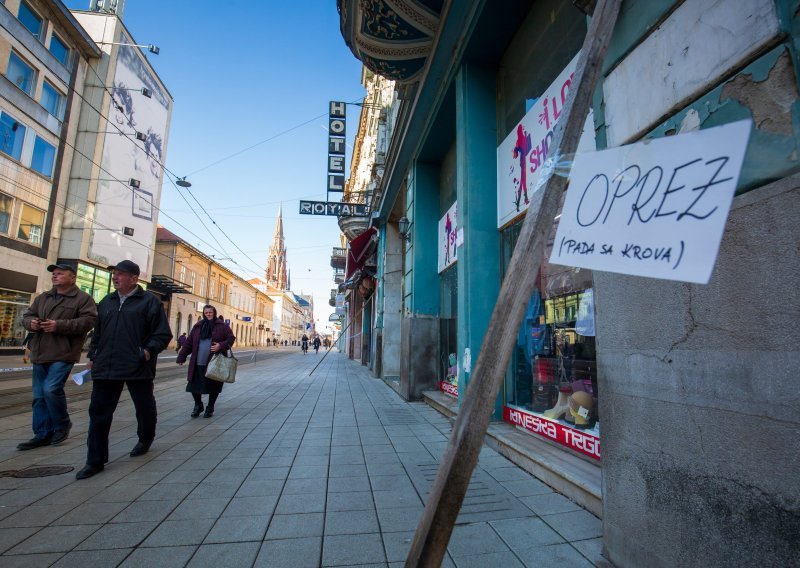 [FOTO] U centru Osijeka pao komad fasade s bivšeg hotela. Hoće li netko odgovarati?