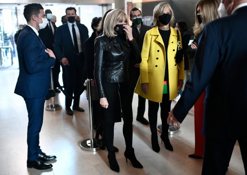 Mladenački look: Brigitte Macron umjesto svojih elegantnih kaputa odabrala je kožnu jaknu i nije pogriješila