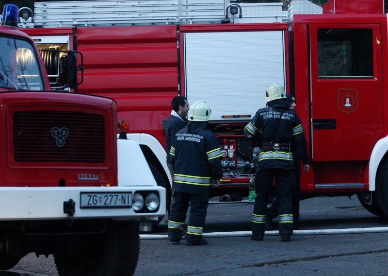 Urušilo se tlo u dvorištu stambene zgrade u Samoboru, stanari evakuirani, na terenu vatrogasci, policija i komunalne službe