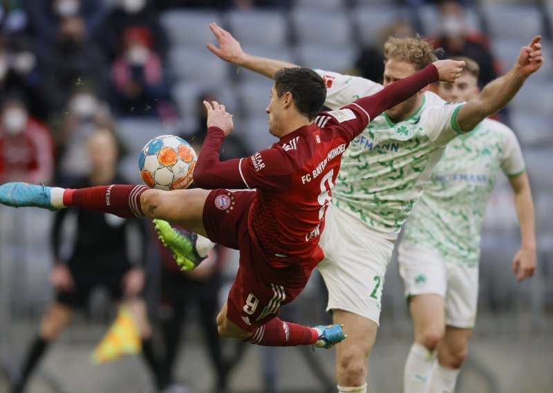 Bayern je na poluvremenu gubio od zadnje momčadi lige, ali onda su gosti zabili autogol; u okršaju Borussija bolja ona iz Dortmunda