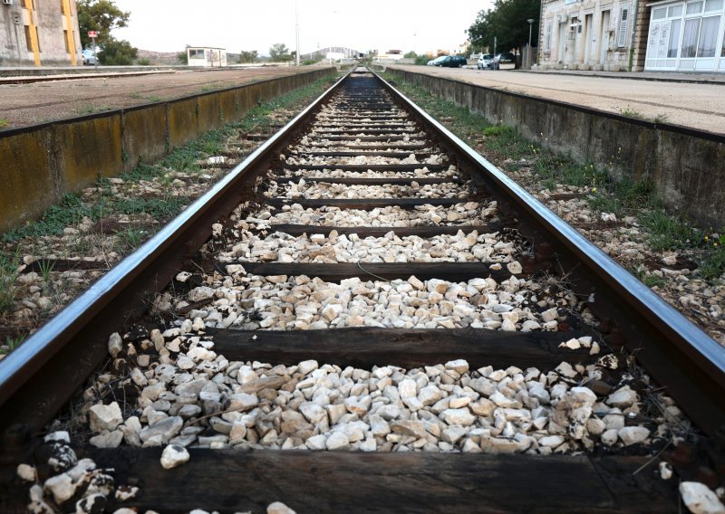 Netko je kod Lipika ukrao 170 vijaka željezničkih tračnica te ugrozio život putnika vlakova