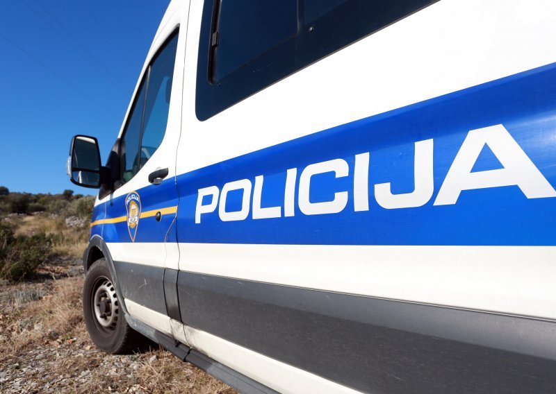 Kod Trogira mrtav pijan ometao policiju na uviđaju pa jednom policajcu slomio nos