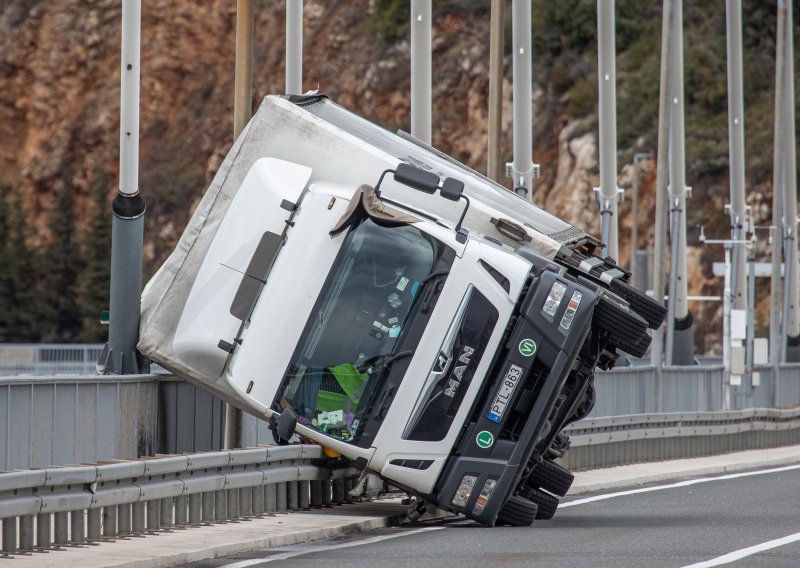 [VIDEO/FOTO] Bura prevrnula kamion na mostu u Dubrovniku