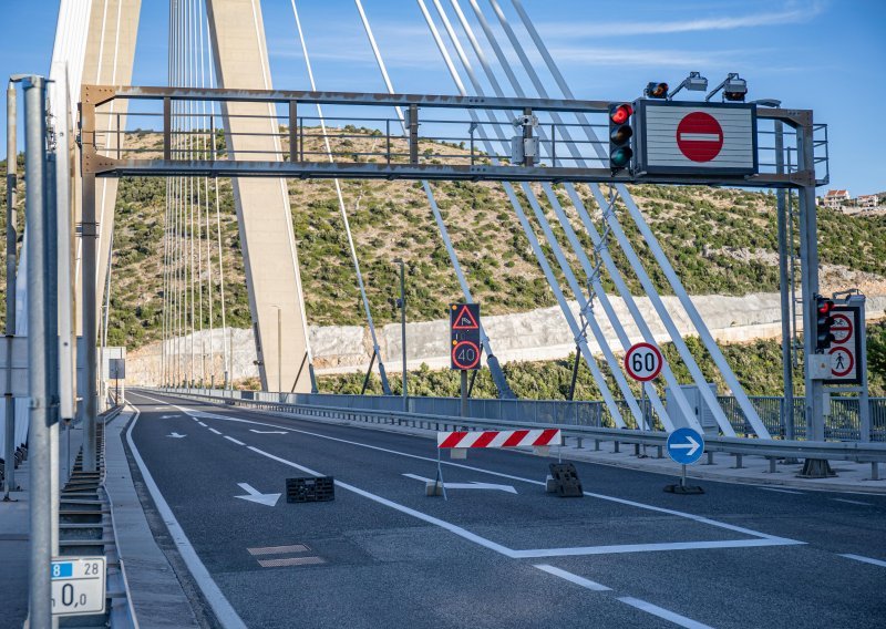 Sunčan dan je pred nama, jak vjetar otežava promet na mostu dr. Franja Tuđmana u Dubrovniku