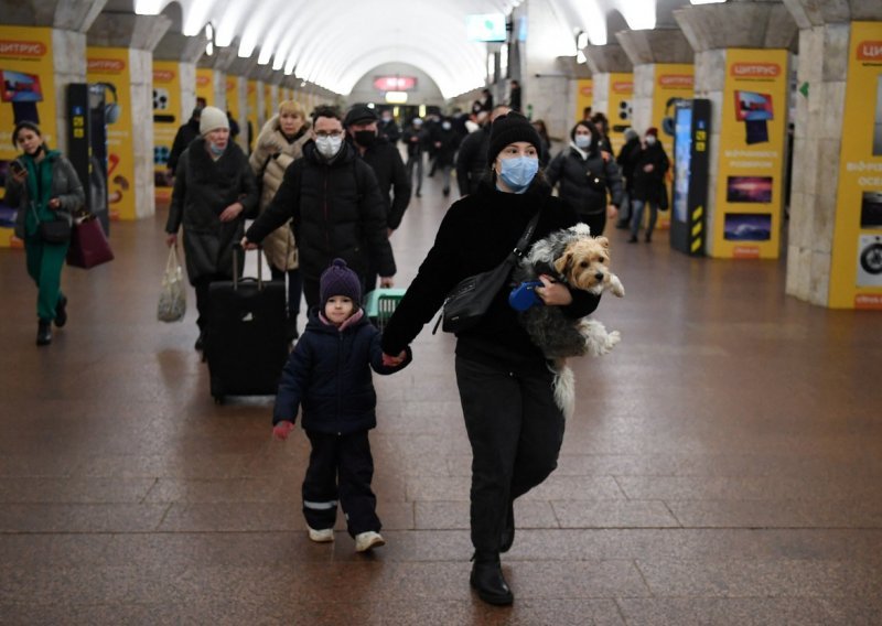 [FOTO] Građani u Kijevu se skrivaju u podzemnoj željeznici, mnogi bježe iz grada