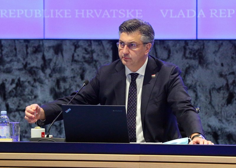 [FOTO] Plenković otkrio: Ukrajini šaljemo zaštitnu vojnu opremu i pješačko naoružanje u vrijednosti 124 milijuna kuna