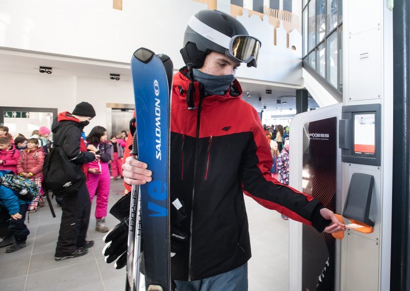 Skijanje pod maskama na Sljemenu u utorak