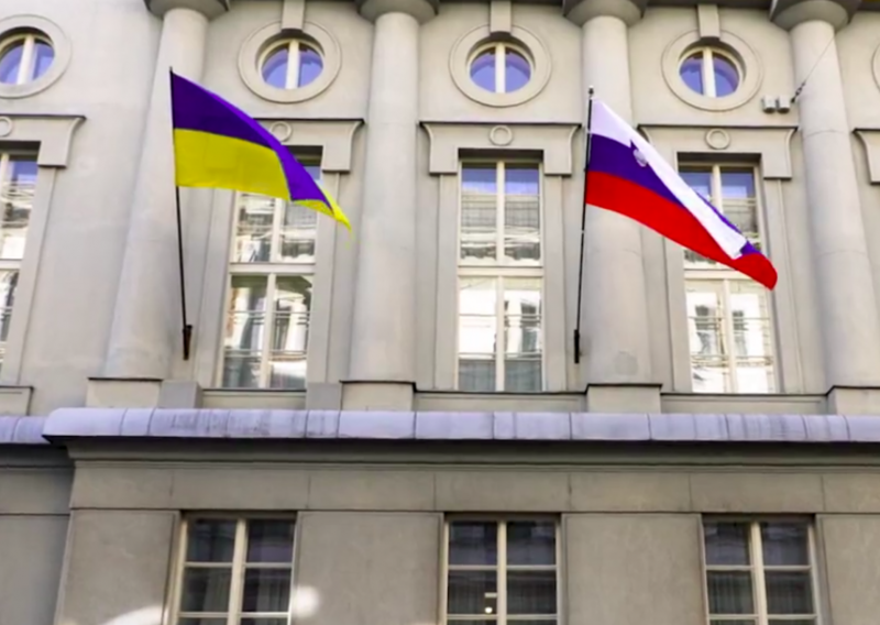 Slovenija na zgradu Vlade izvjesila ukrajinsku zastavu