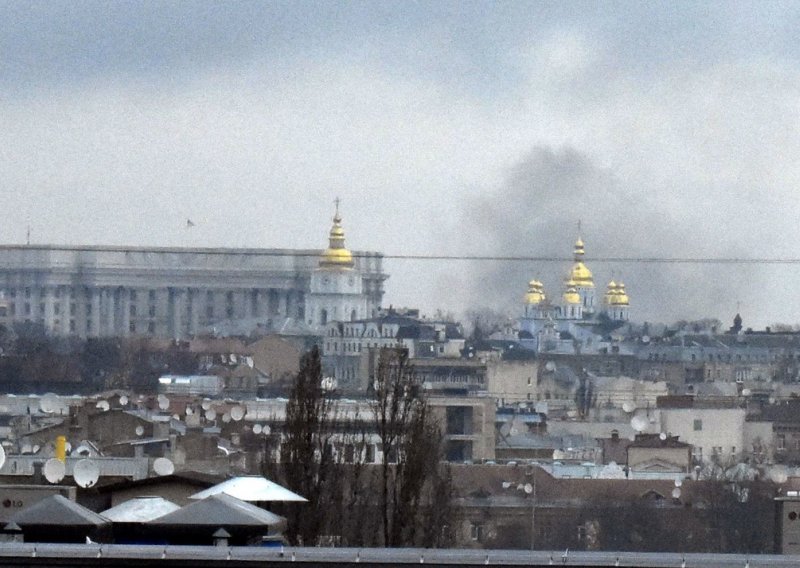 Nove snažne eksplozije odjekuju Kijevom