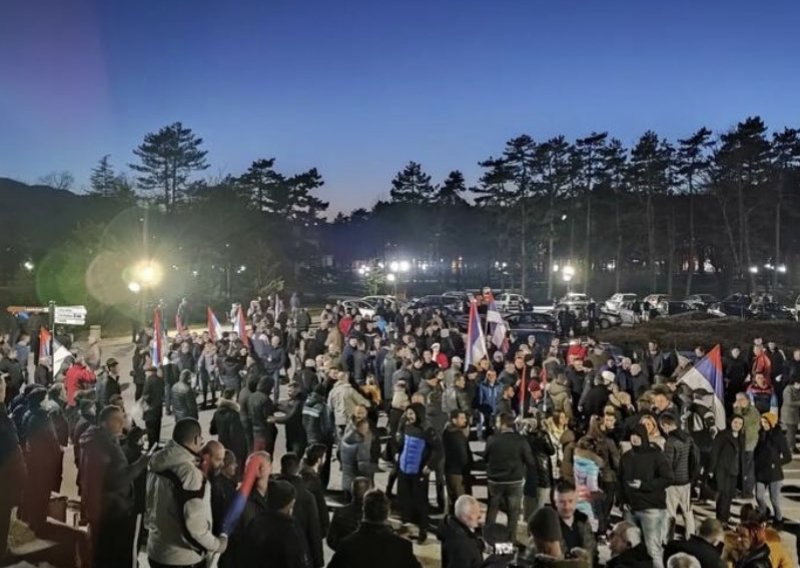 Prosvjedi prosrpskog DF-a protiv manjinske vlade u Crnoj Gori, nošeni i ruski simboli
