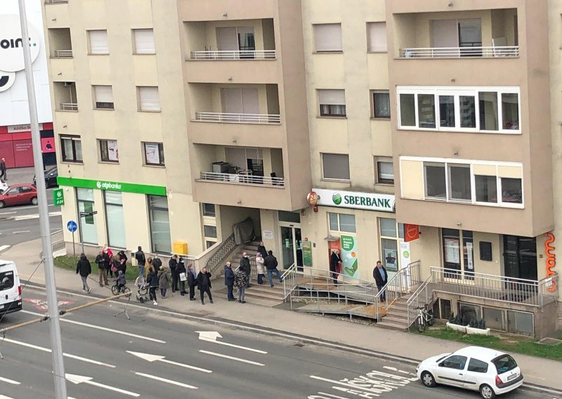 [FOTO/VIDEO] Zagrepčani navalili na Sberbank, u strahu za svoj novac stvorili redove