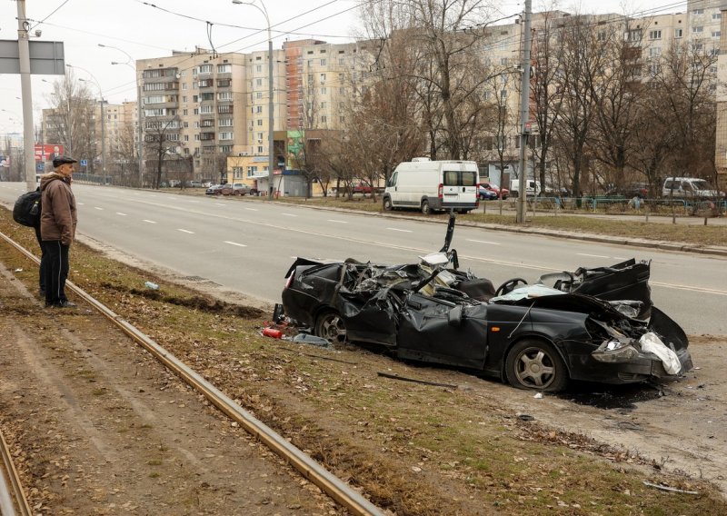 [FOTO/VIDEO] Nevjerojatna snimka u kojoj borbeno vozilo ničim izazvano prelazi preko auta u Kijevu. Vozač je preživio
