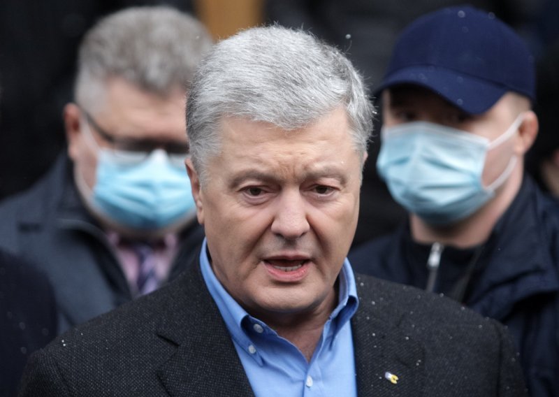 Bivši ukrajinski predsjednik na ulicama Kijeva s kalašnjikovom: 'Bez obzira na to koliko Putin ima vojnika i oružja, nikad neće osvojiti Ukrajinu'