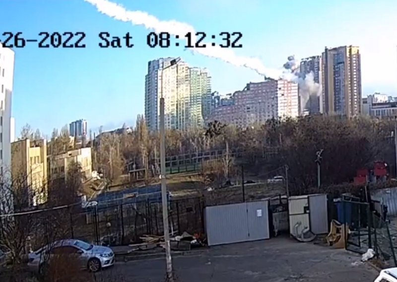 [VIDEO] Zastrašujuće snimke: Pogledajte trenutak udara ruske rakete u neboder u Kijevu