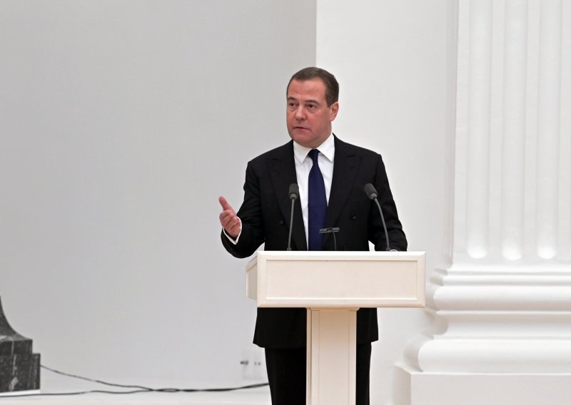 Medvedev: Vrijeme je da zaključamo veleposlanstva i nastavimo gledajući se preko nišana