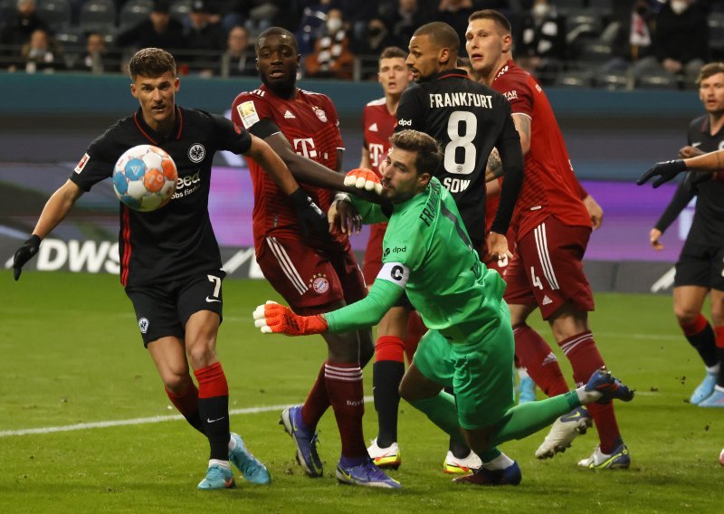 [FOTO] Bayern teškom mukom slomio Eintracht, a na semaforu stadiona u Frankfurtu osvanula je poruka za Vladimira Putina