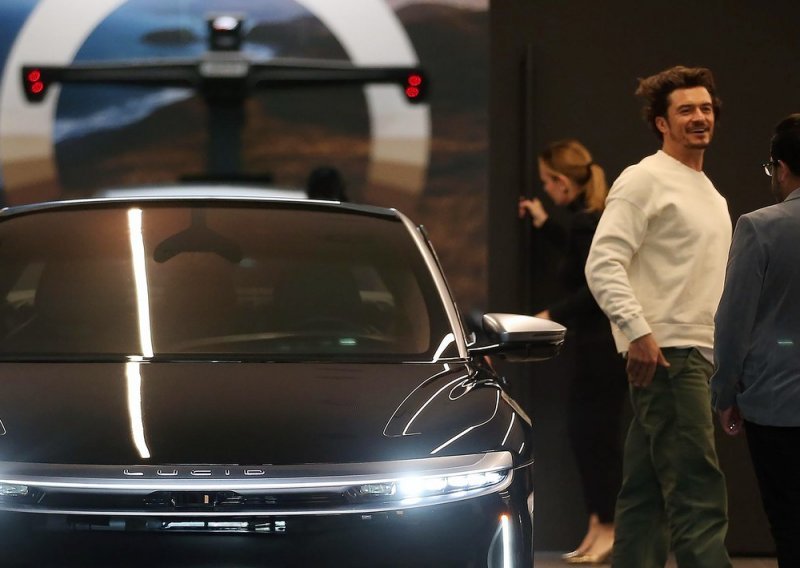 [FOTO] Orlando Bloom se počastio novim automobilom, pogledajte koje električno čudo je kupio