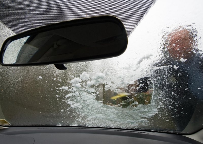 Kako najbrže odlediti automobil bez rizika za mehaničke komponente?