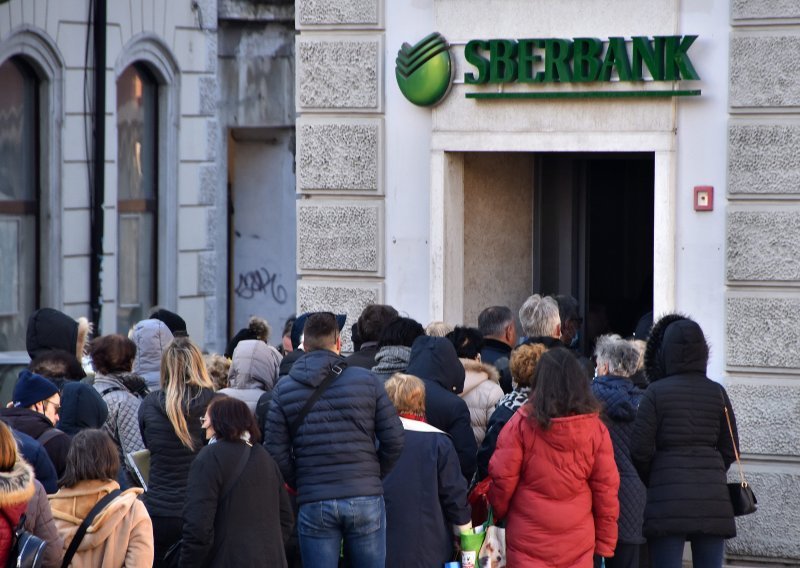 Klijenti Sberbanka ne mogu do iznosa od 7280 kuna, HNB objavio koliko novca smiju podići u poslovnici, a koliko na bankomatima