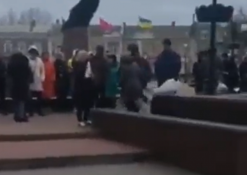 Građani u centru okupiranog Berdjanska ispred ruske vojske pjevaju himnu
