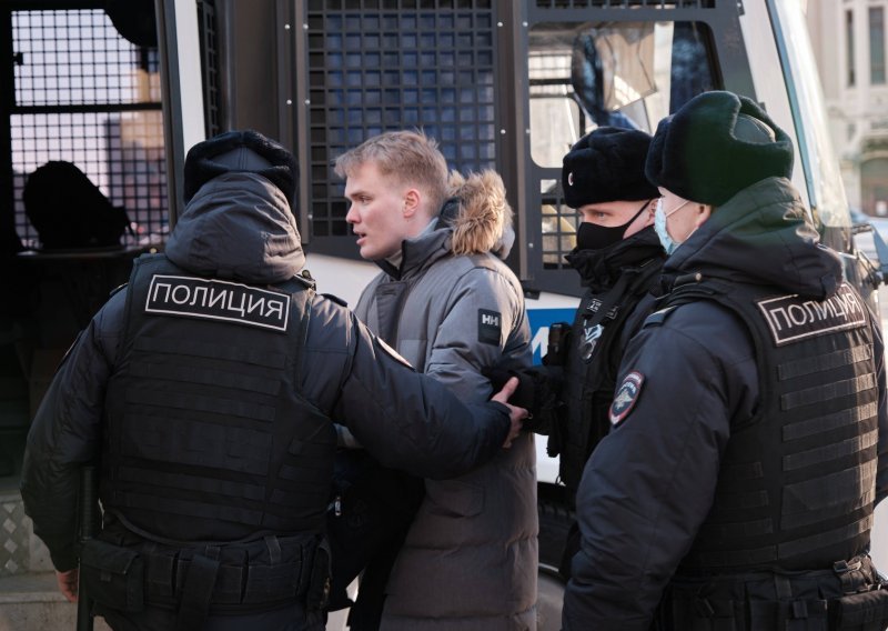 U antiratnim prosvjedima u Rusiji 6440 uhićenih; pobuna i u Bjelorusiji