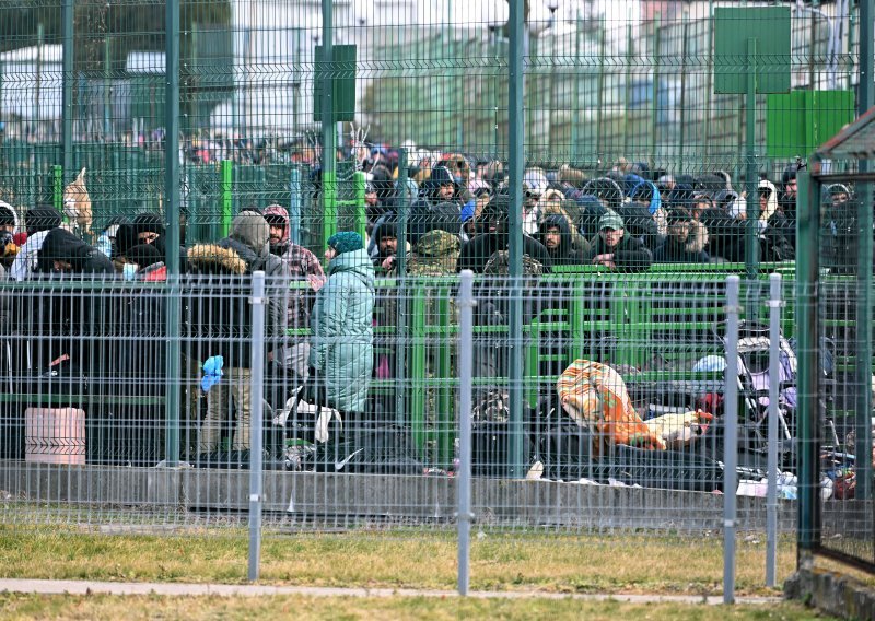 [VIDEO] Više od pola milijuna izbjeglica iz Ukrajine; samo u posljednja 24 sata u Poljsku ušlo 100.000 ljudi