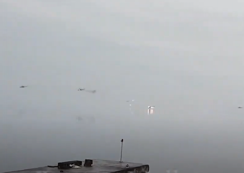 [VIDEO] Pogledajte kako je ukrajinska protuzračna obrana dočekala novi helikopterski desant prema Kijevu: 'Oba su pala!'