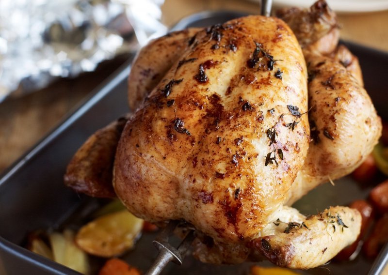 Tajna sočnog mesa koje se topi u ustima i neodoljivo hrskave korice: Ovo su svi trikovi koje morate znati prije pečenja piletine