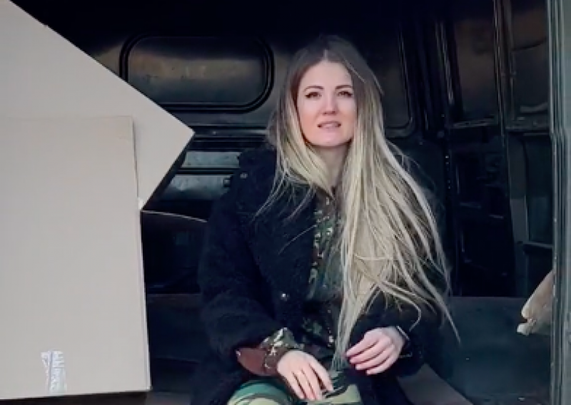 Ukrajinska influencerica na TikToku podučava kako voziti zarobljene ruske tenkove