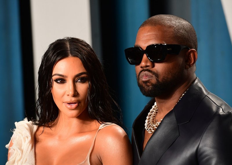 Kim Kardashian i službeno se razvela od Kanyea Westa, no borba oko skrbništva i imovine tek slijedi