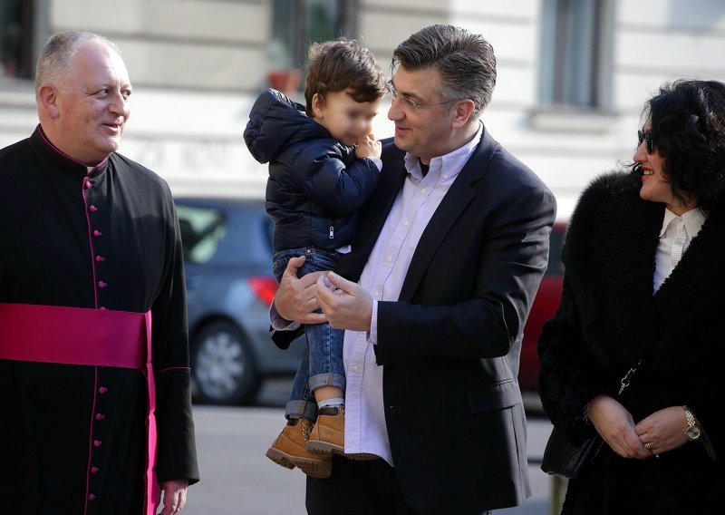 Premijer Plenković poveo sinčića na misu