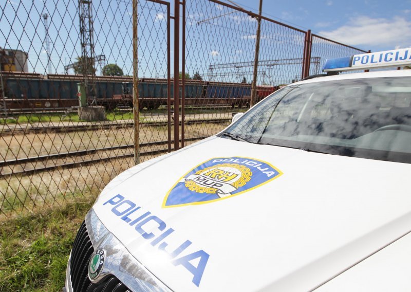 Srpski državljani krijumčarili 16 migranata, jedan kombijem probio rampu na autocesti pa udario policijsko vozilo