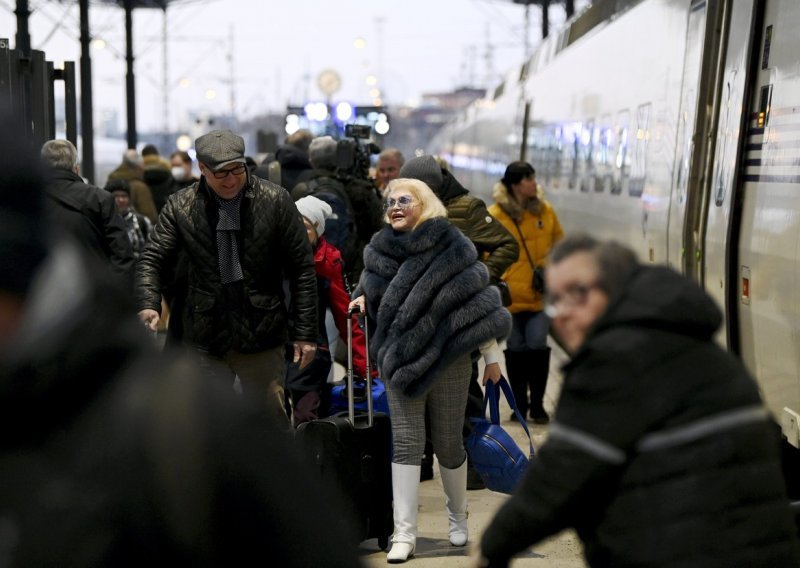 [FOTO] Rusi panično bježe od sankcija u Finsku, vlakovi iz St. Petersburga ka Helsinkiju rasprodani: 'Prema prtljazi, vidimo da se sele'