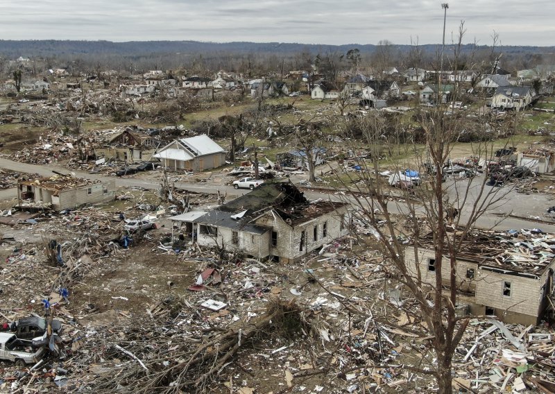 Iowu pogodio smrtonosni tornado, poginulo šest ljudi, velike štete