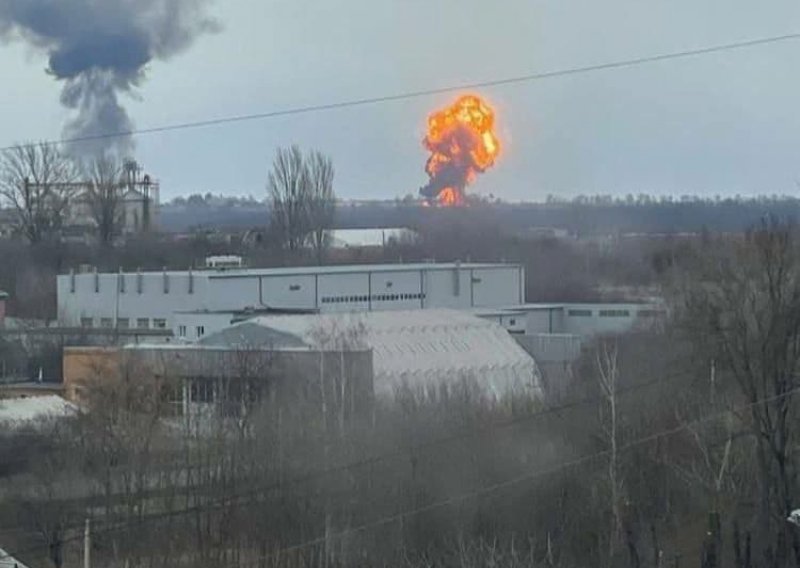 [VIDEO/FOTO] Rusi krstarećim raketama uništili civilni aerodrom 250 km zapadno od Kijeva. Zelenski bijesan: Zašto!?