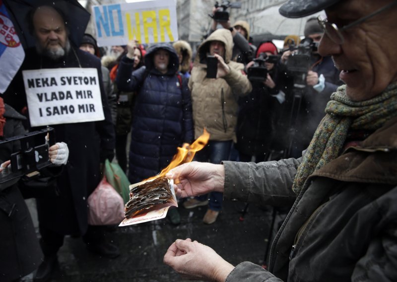 [FOTO] U Beogradu i Novom Sadu nosili transparente 'Zaustavite rat' i 'Želim ga vidjeti u Hagu', ruski državljanin spalio svoju putovnicu
