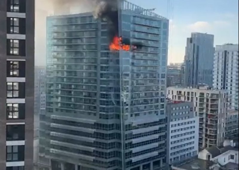 [VIDEO] Veliki požar buknuo u neboderu u istočnom Londonu; dijelovi zgrade padaju po ulici