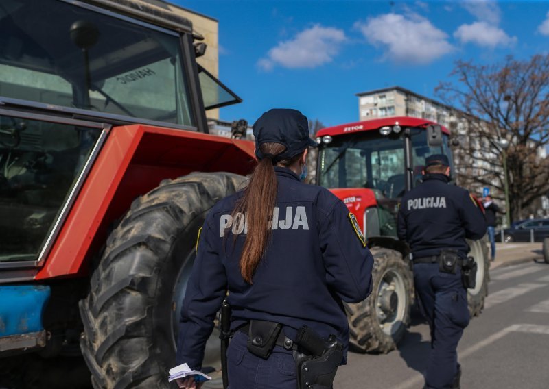 [FOTO/VIDEO] Traktoraši prosvjeduju u centru Zagreba, Tomašević pita: Podržavaju li Jakuševčani zatvaranje farmi svinja, odakle se šire neugodni mirisi?