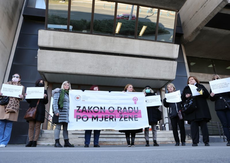 [FOTO/VIDEO] Ženska sekcija SSSH: Donesite Zakon o radu po mjeri žene