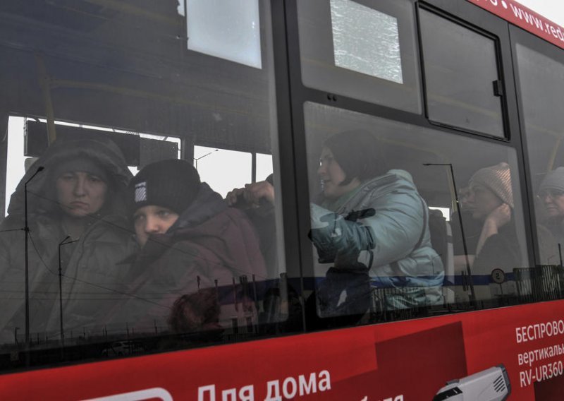 Ukrajinci tvrde da Rusija granatira evakuacijsku rutu iz Mariupolja