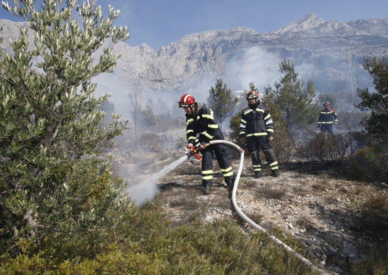 [FOTO] Lokalizirana četiri požara na Velikom brdu kod Makarske