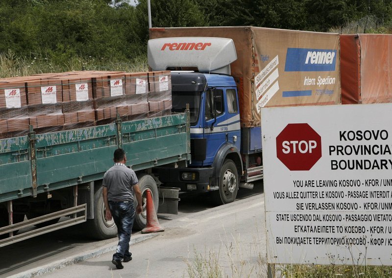 Srbi ne žele plaćati carinu Prištini