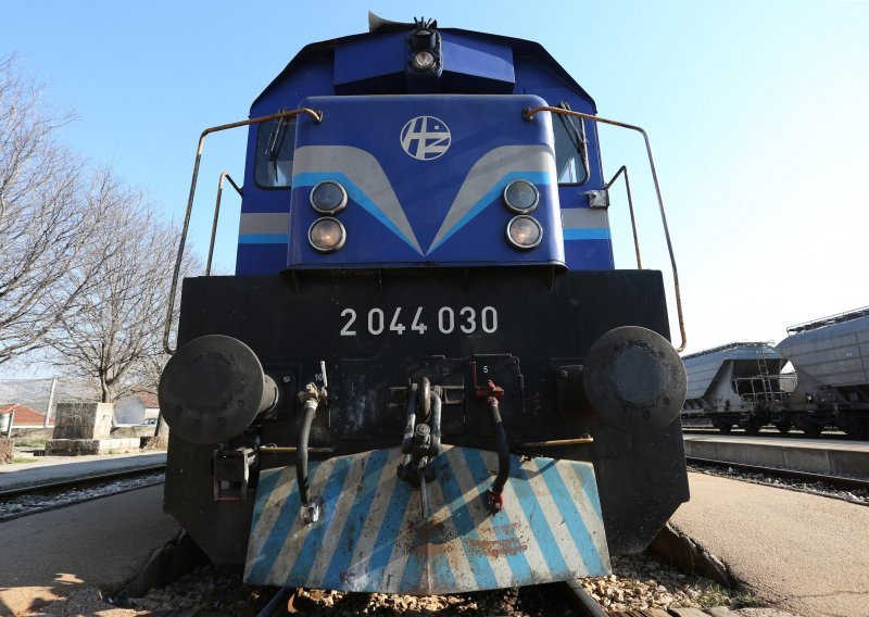 Nesreća kod Zlatar Bistrice; vlak udario u vozilo, vozač prevezen u bolnicu, željeznički promet u prekidu