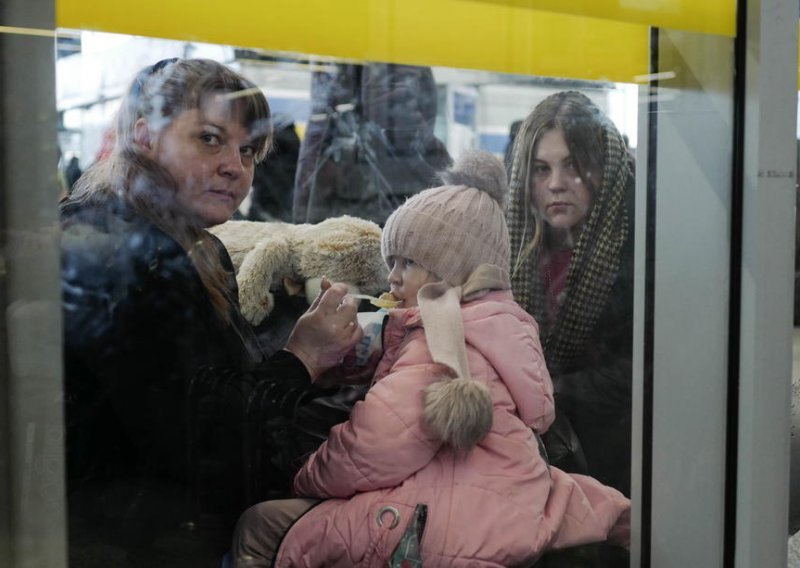UN: Više od 2,5 milijuna osoba izbjeglo je iz Ukrajine, stotine tisuća zarobljeno u bombardiranim gradovima