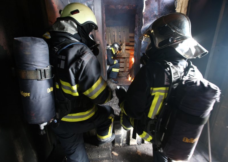 Jedna osoba smrtno stradala u požaru